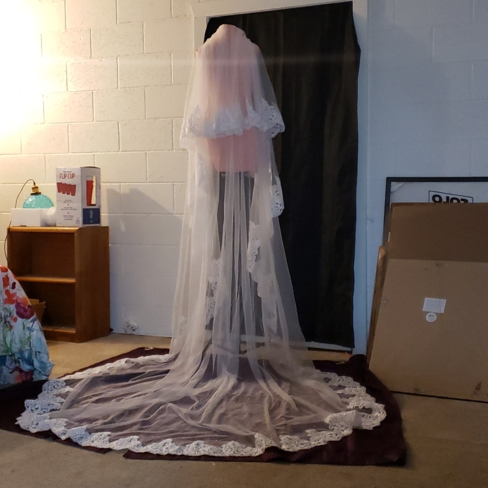 Beautifi  white wedding veil cathedral length